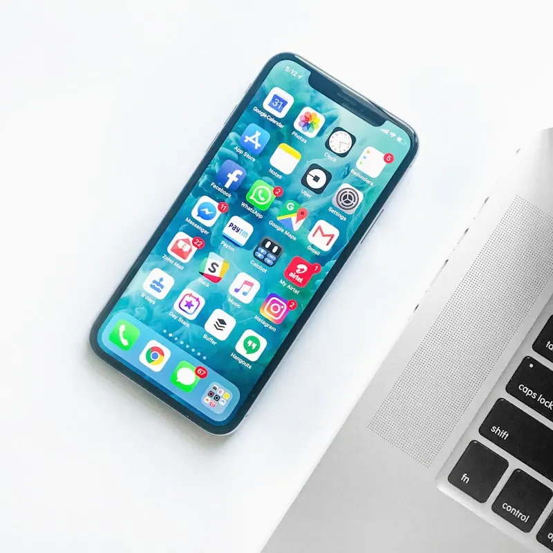 Técnico reparando la pantalla de un smartphone en el curso de reparación de celulares