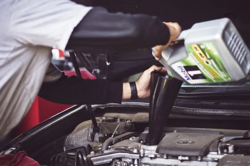 Motor de automóvil revisado por un mecánico durante el diagnóstico automotriz