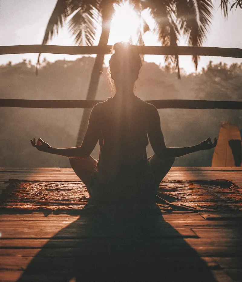 Persona meditando en postura de enfoque, programa Optimiza tu Mente