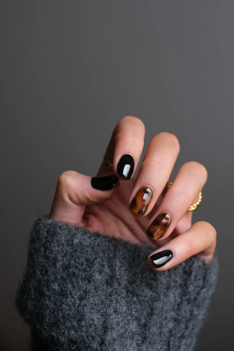 Manos con esmaltado de nail art profesional del curso de estética de nicho alto